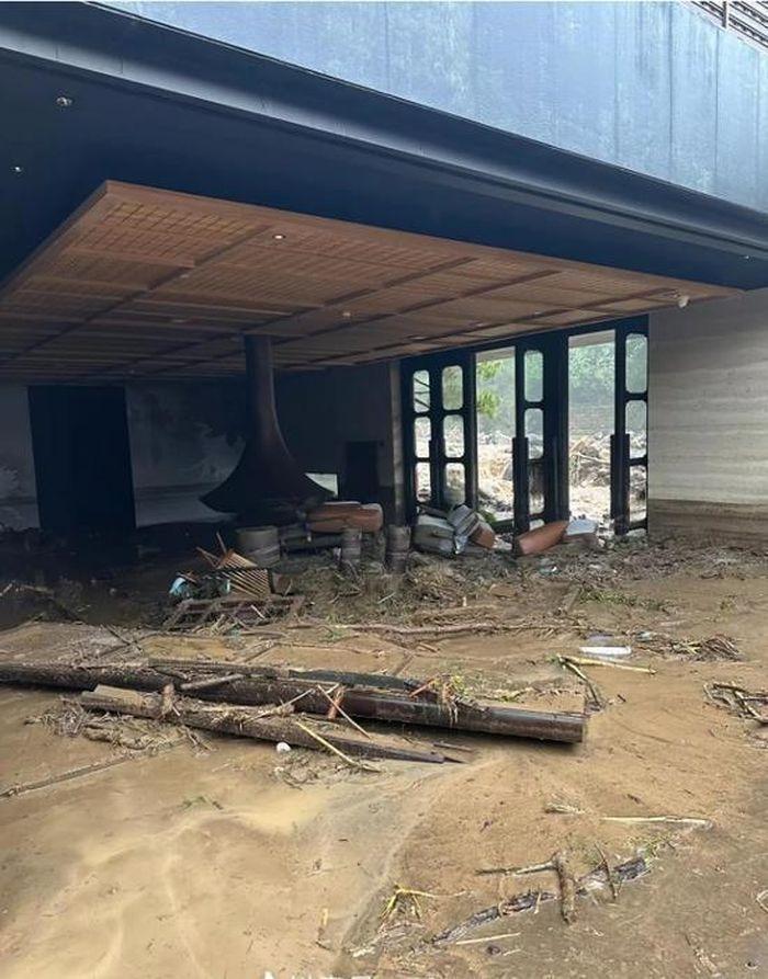 Khách sạn sang trọng ở Bắc Kinh bị tàn phá bởi bão lũ, du khách kêu cứu-1