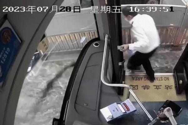 Trung Quốc: Tài xế dùng xe buýt chặn dòng lũ, cứu cụ ông suýt bị cuốn trôi-1