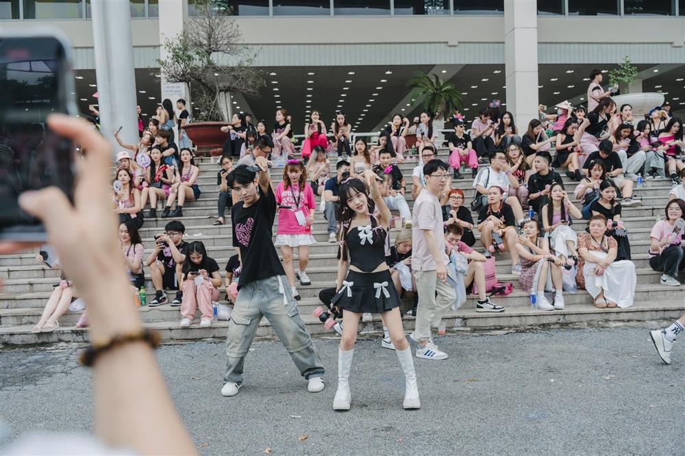 Giới trẻ Việt biến show Blackpink thành sàn diễn thời trang sành điệu-1