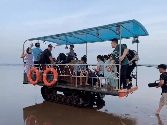 Thực hư xe máy cày đưa khách ra biển vô cực ở Thái Bình-1