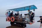 Thực hư 'xe máy cày' đưa khách ra biển vô cực ở Thái Bình
