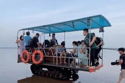 Thực hư 'xe máy cày' đưa khách ra biển vô cực ở Thái Bình