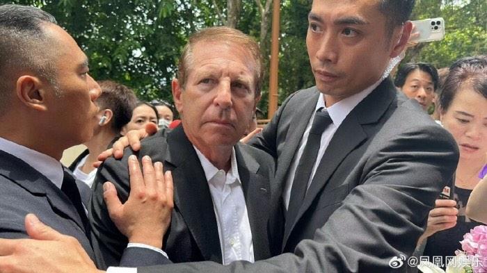 Chồng của Coco Lee bị chỉ trích tại tang lễ cố nghệ sĩ-4