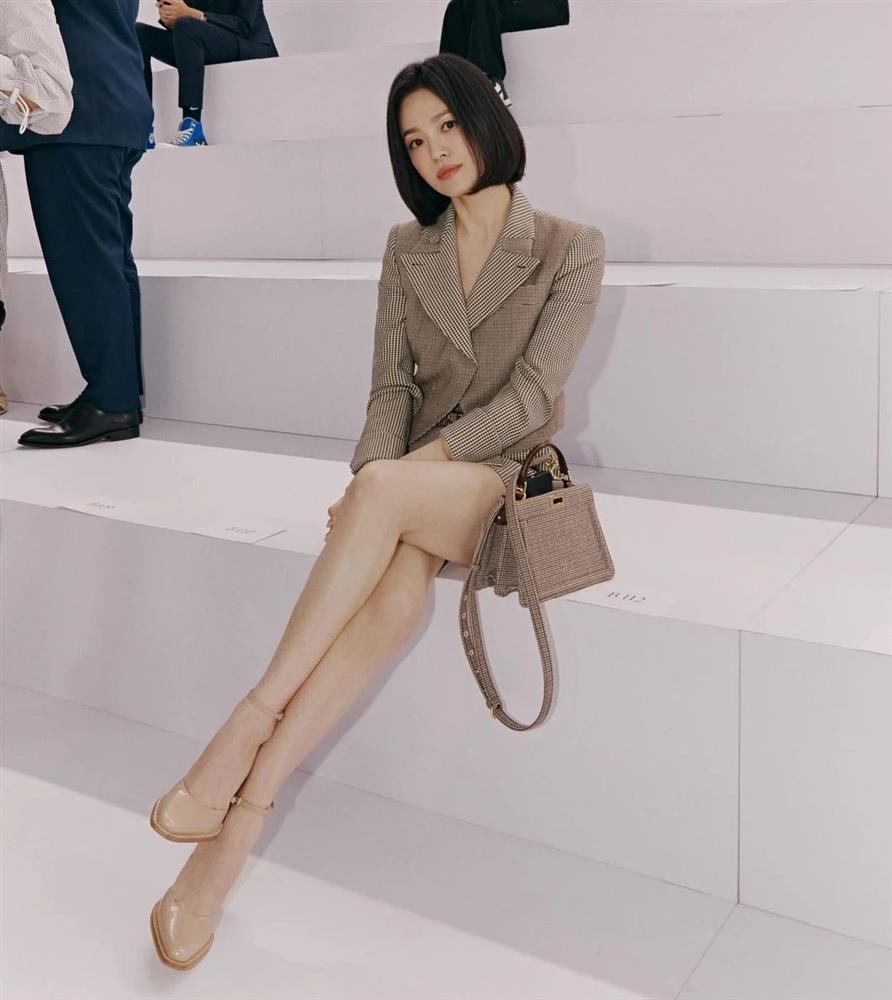 7749 outfit đẳng cấp chứng minh Song Hye Kyo là đại sứ hoàn hảo của Fendi-3