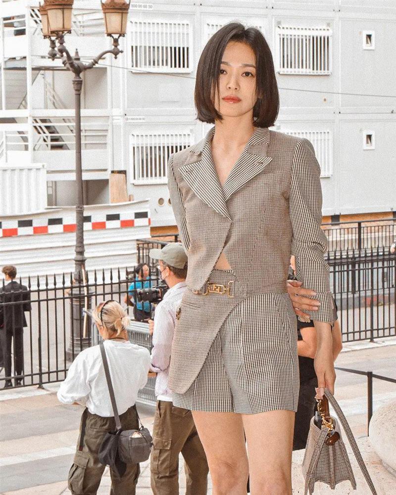 7749 outfit đẳng cấp chứng minh Song Hye Kyo là đại sứ hoàn hảo của Fendi-4