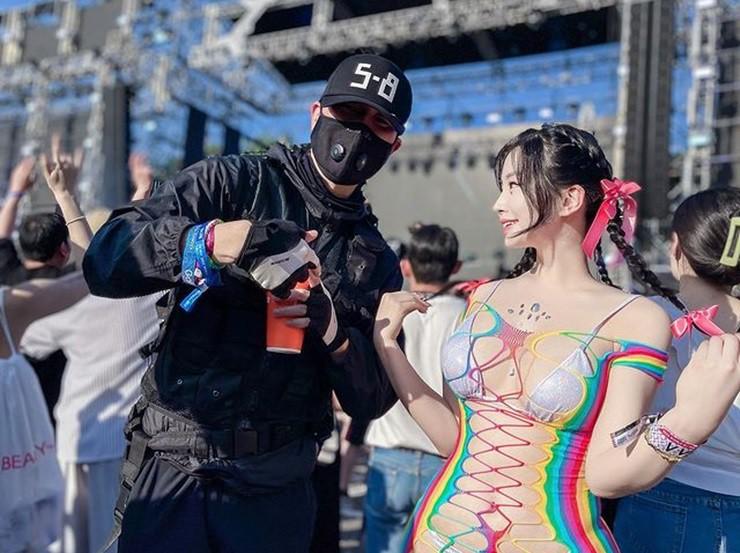 Chị em Việt đi nhạc hội phun nước cũng mặc bốc lửa kém gì con gái Thái Lan, Hàn Quốc-13