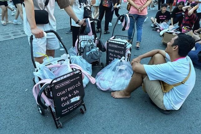 Ôm đồ cổ vũ BlackPink, nhóm sinh viên Hà Nội mếu máo vì lỗ cả trăm triệu-2