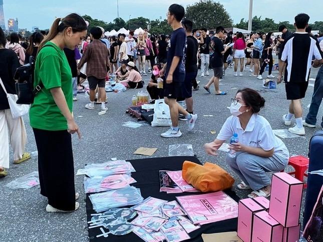 Ôm đồ cổ vũ BlackPink, nhóm sinh viên Hà Nội mếu máo vì lỗ cả trăm triệu-3
