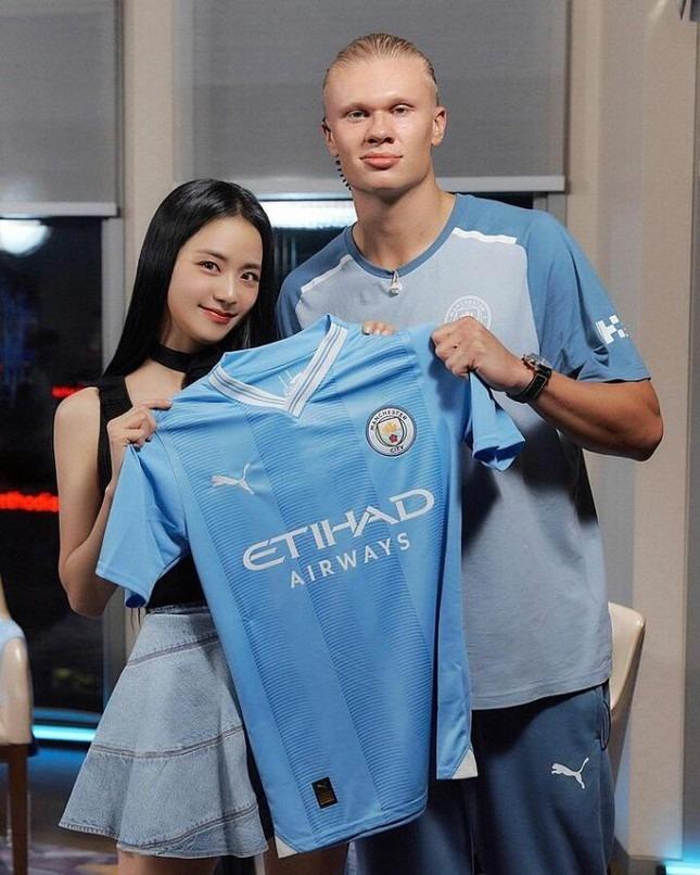 Video Jisoo (BlackPink) dạy Haaland vũ đạo nở hoa hút triệu view-1