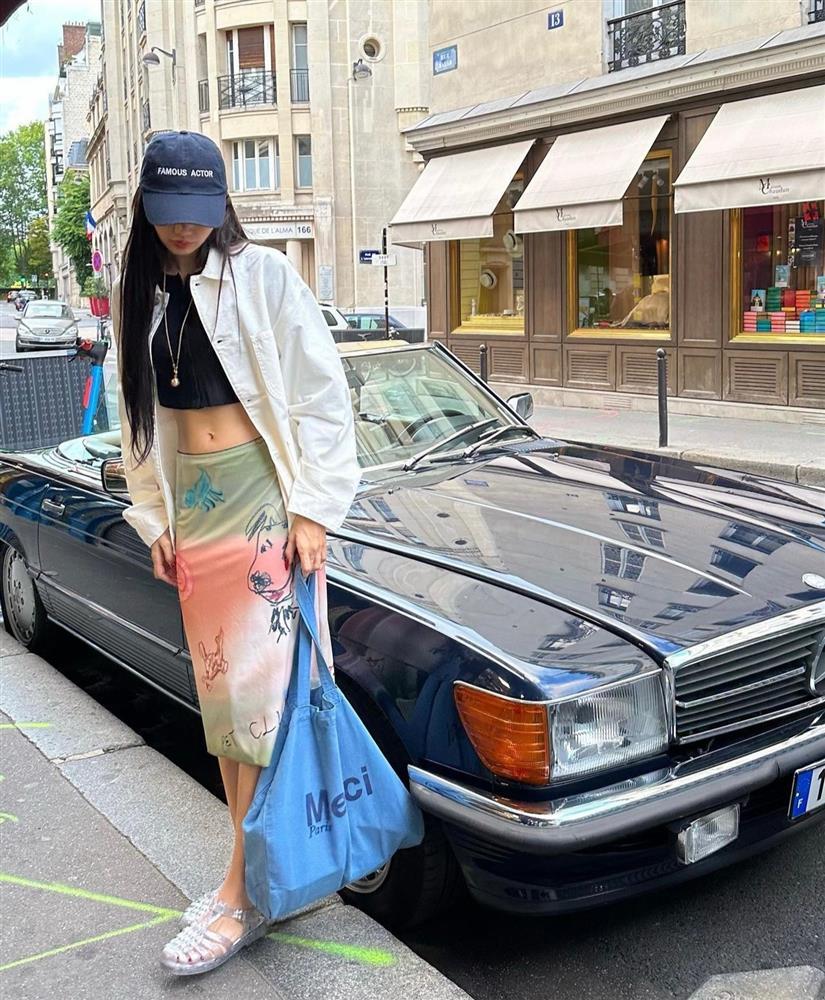 Bình thường được khen mặc đẹp, giờ Lisa lại gây tranh cãi vì 1 đôi sandal-1