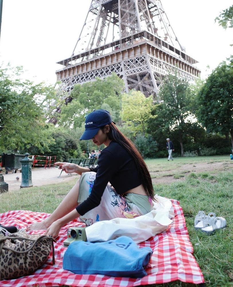 Bình thường được khen mặc đẹp, giờ Lisa lại gây tranh cãi vì 1 đôi sandal-3