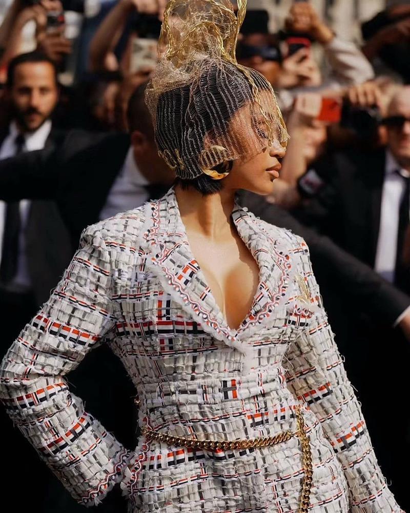 Số đo 3 vòng khủng của nữ ca sĩ ném micro vào đầu khán giả-4