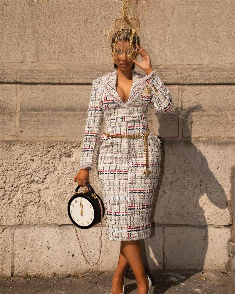 Số đo 3 vòng khủng của nữ ca sĩ ném micro vào đầu khán giả-5