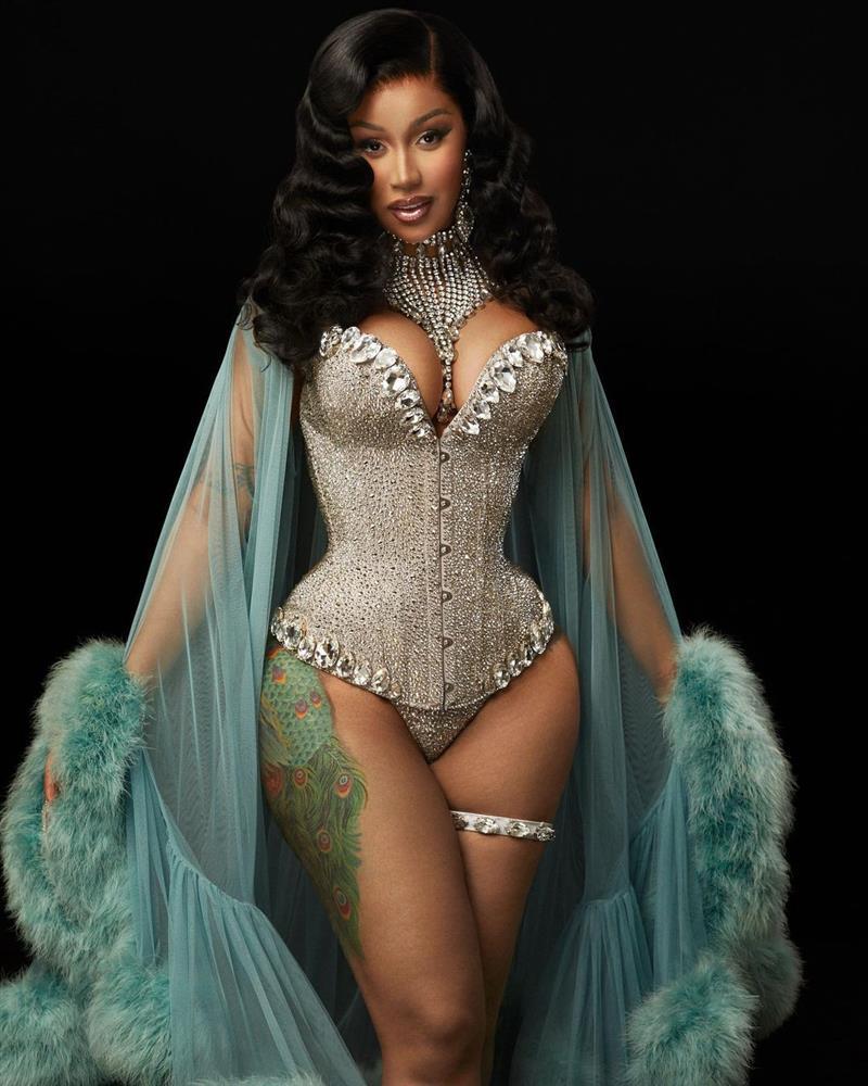 Số đo 3 vòng khủng của nữ ca sĩ ném micro vào đầu khán giả-10