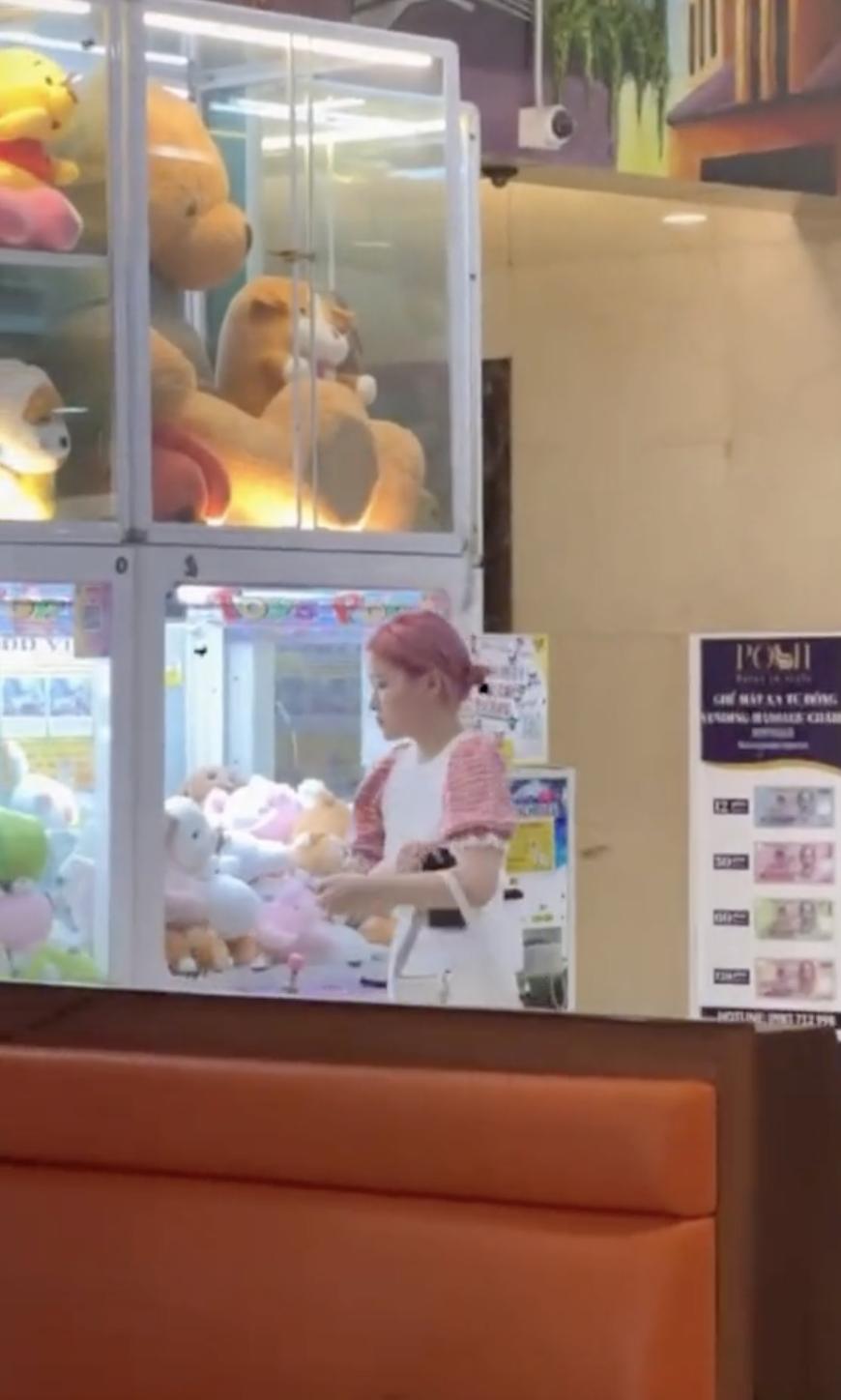 Bắt gặp Chao ở trung tâm thương mại, điều gì khiến dân mạng thốt lên cô đơn quá?-3