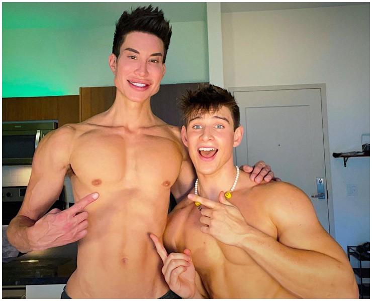 Người đàn ông thực hiện hơn 500 lần phẫu thuật thành búp bê sống giờ ra sao?-3