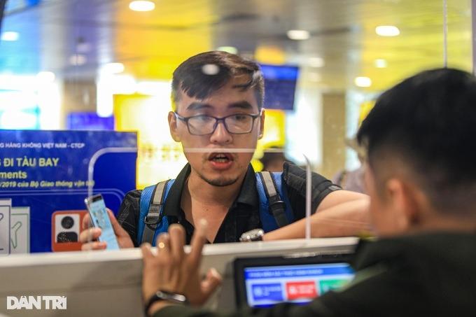 Làm thủ tục bay ở Tân Sơn Nhất bằng VNeID nhanh, vì sao ít người sử dụng?-1