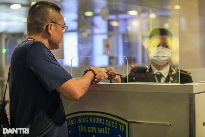 Làm thủ tục bay ở Tân Sơn Nhất bằng VNeID nhanh, vì sao ít người sử dụng?-2