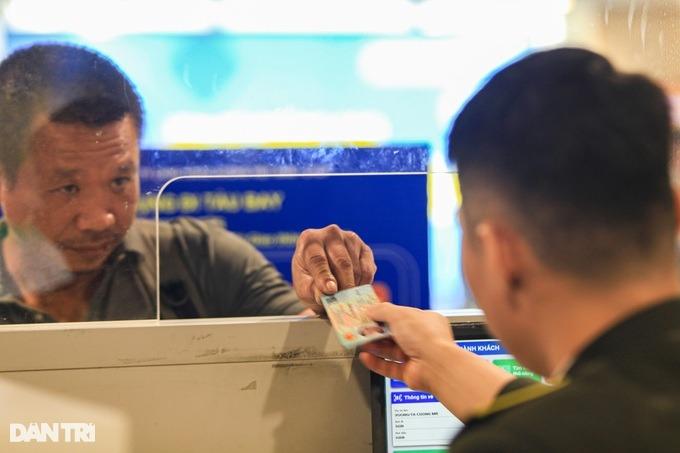 Làm thủ tục bay ở Tân Sơn Nhất bằng VNeID nhanh, vì sao ít người sử dụng?-3