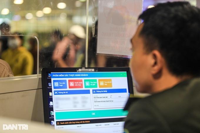 Làm thủ tục bay ở Tân Sơn Nhất bằng VNeID nhanh, vì sao ít người sử dụng?-4