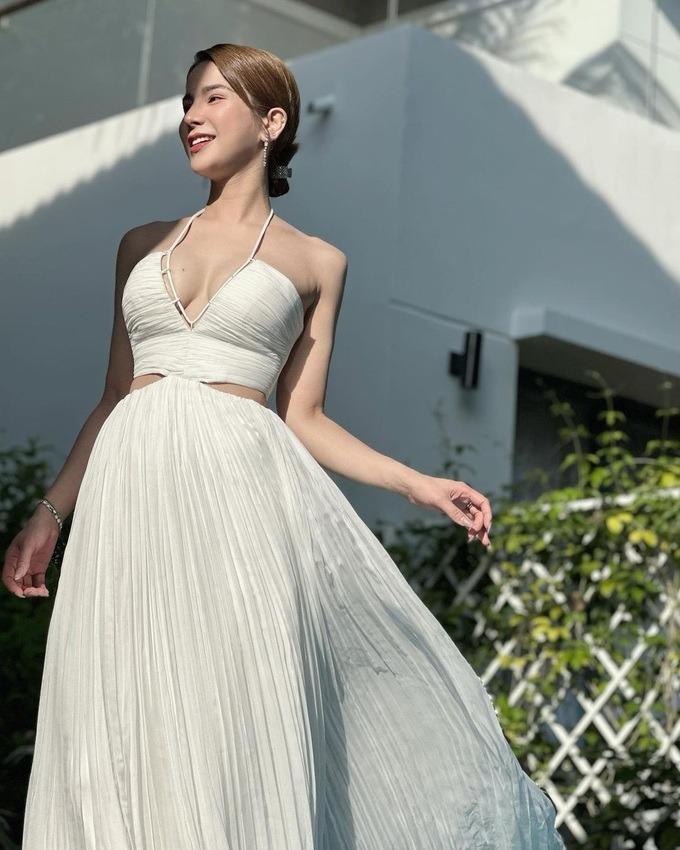 Diệp Lâm Anh thích diện váy áo gợi cảm, đeo túi Chanel trăm triệu đồng-2