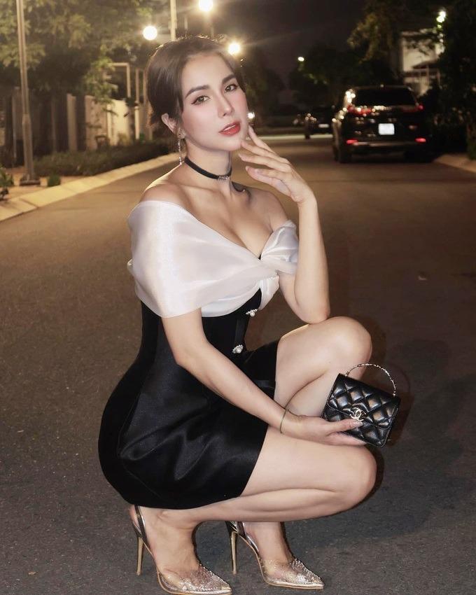 Diệp Lâm Anh thích diện váy áo gợi cảm, đeo túi Chanel trăm triệu đồng-4