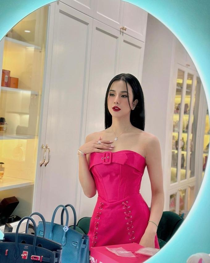 Diệp Lâm Anh thích diện váy áo gợi cảm, đeo túi Chanel trăm triệu đồng-5