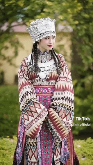 Á hậu Phương Nhi mặc gì mà tạo tranh cãi?-1