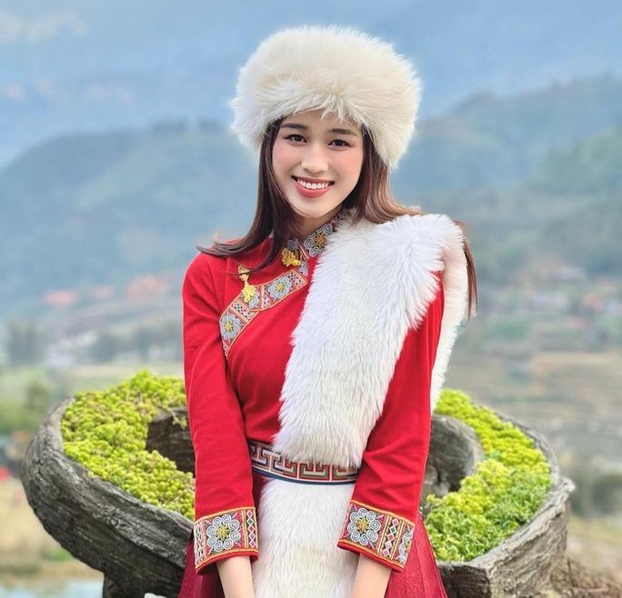 Á hậu Phương Nhi mặc gì mà tạo tranh cãi?-4