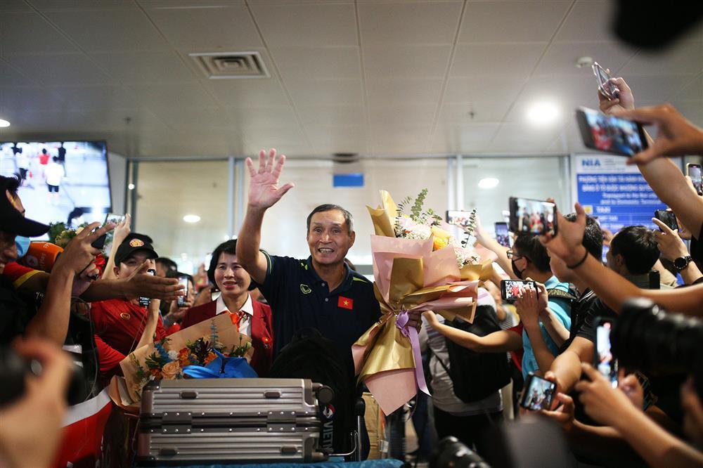 Tuyển nữ Việt Nam về nước sau kỳ World Cup lịch sử-1