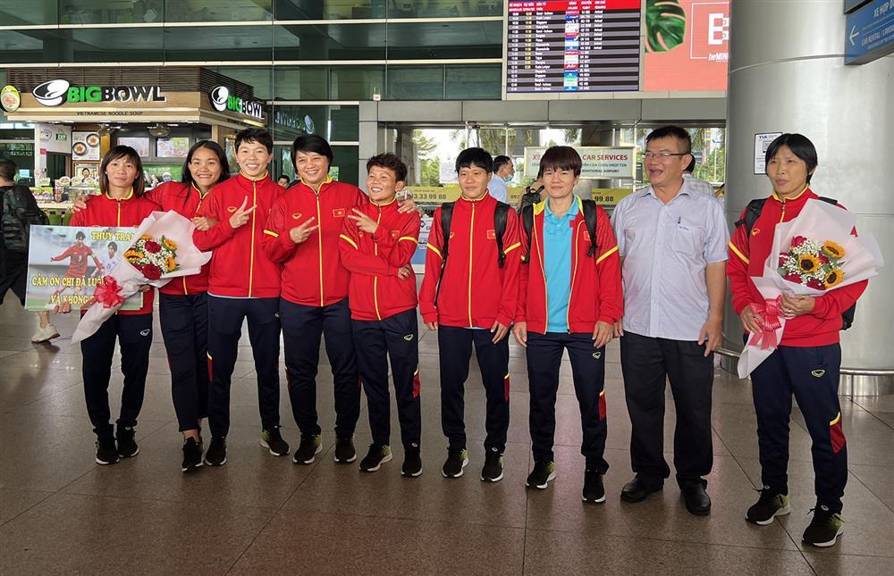Tuyển nữ Việt Nam về nước sau kỳ World Cup lịch sử-10
