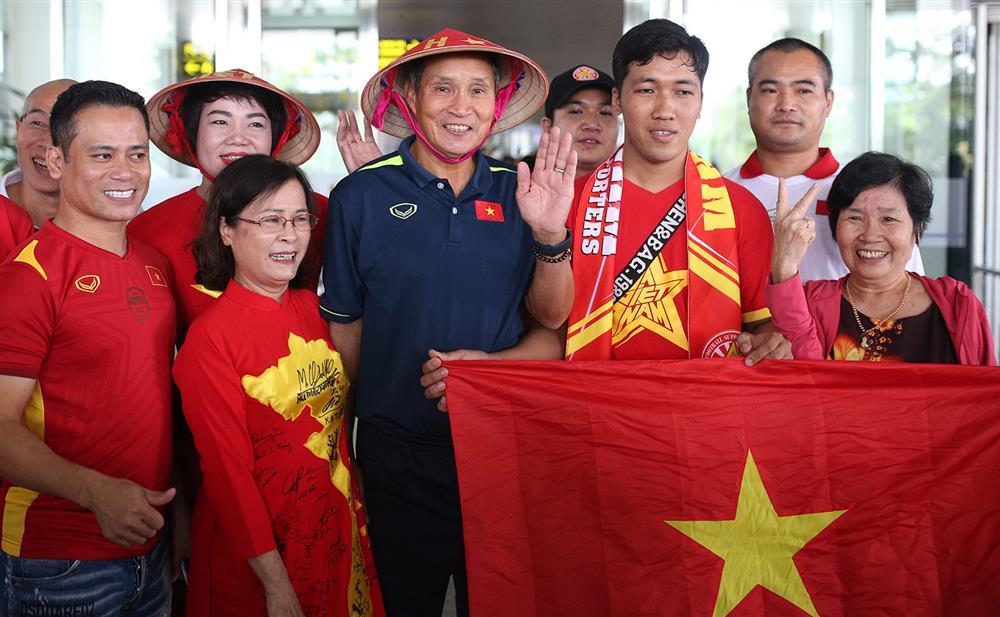 Tuyển nữ Việt Nam về nước sau kỳ World Cup lịch sử-12