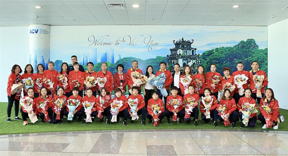 Tuyển nữ Việt Nam về nước sau kỳ World Cup lịch sử-14