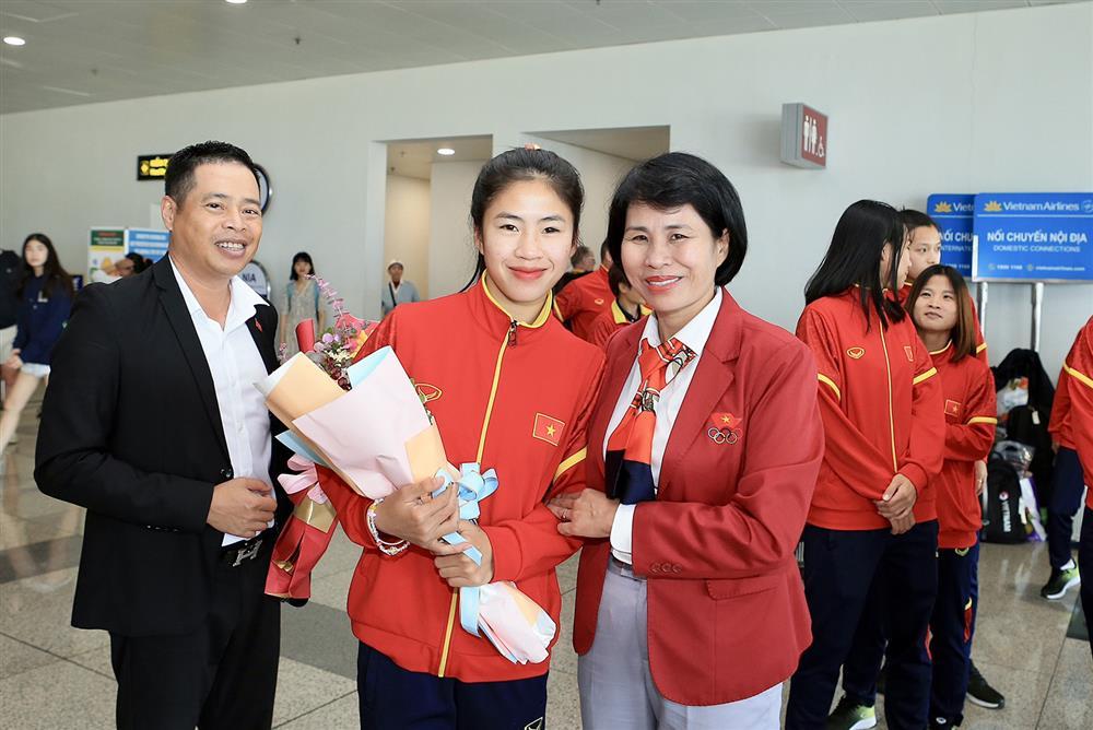 Tuyển nữ Việt Nam về nước sau kỳ World Cup lịch sử-6