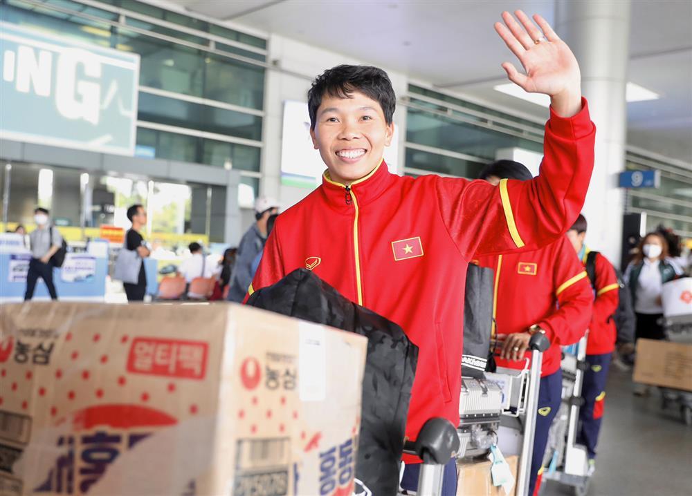 Tuyển nữ Việt Nam về nước sau kỳ World Cup lịch sử-7