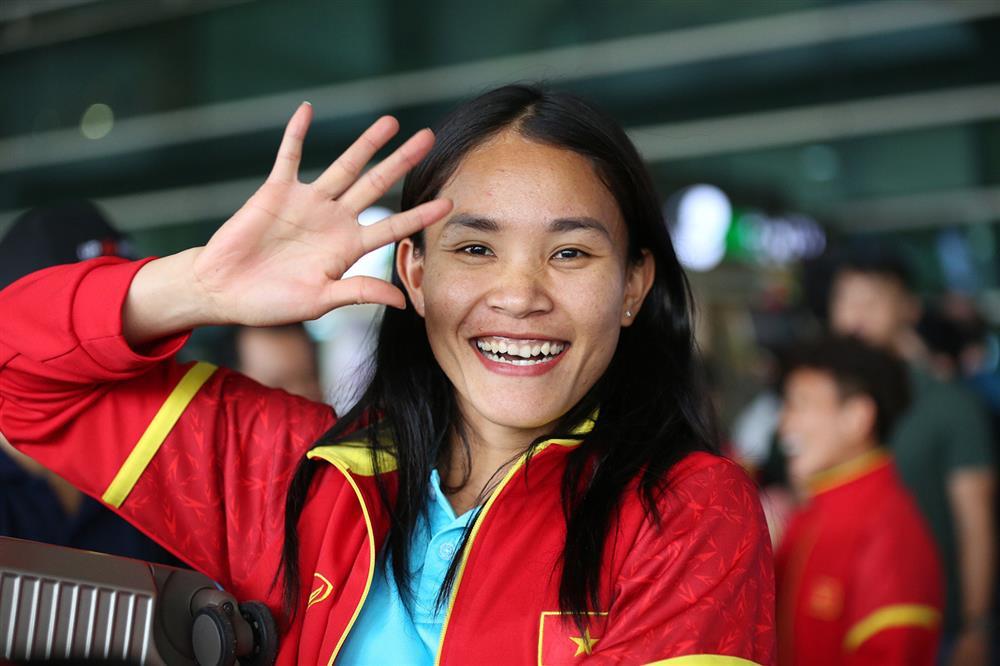 Tuyển nữ Việt Nam về nước sau kỳ World Cup lịch sử-8