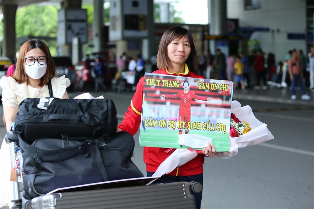 Tuyển nữ Việt Nam về nước sau kỳ World Cup lịch sử-9