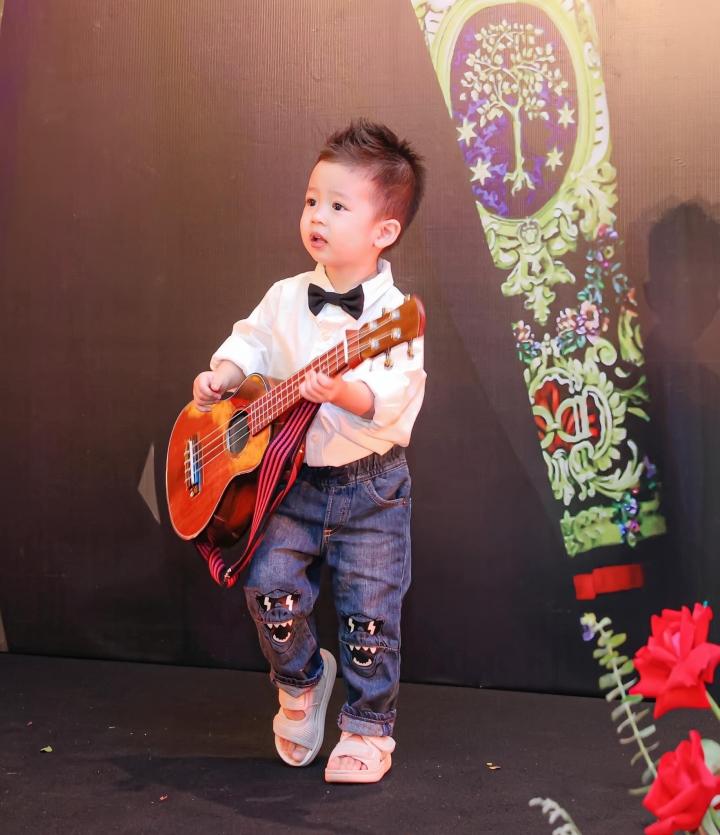 Con trai út Bằng Kiều mới 2 tuổi, đi hát cùng bố đã được lì xì cả xấp tiền-3