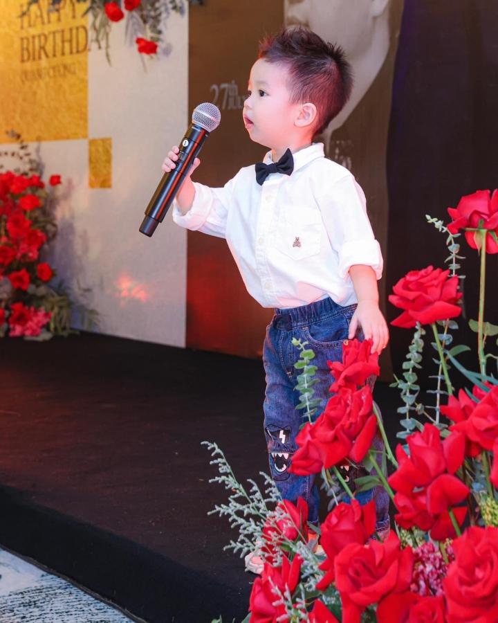 Con trai út Bằng Kiều mới 2 tuổi, đi hát cùng bố đã được lì xì cả xấp tiền-4