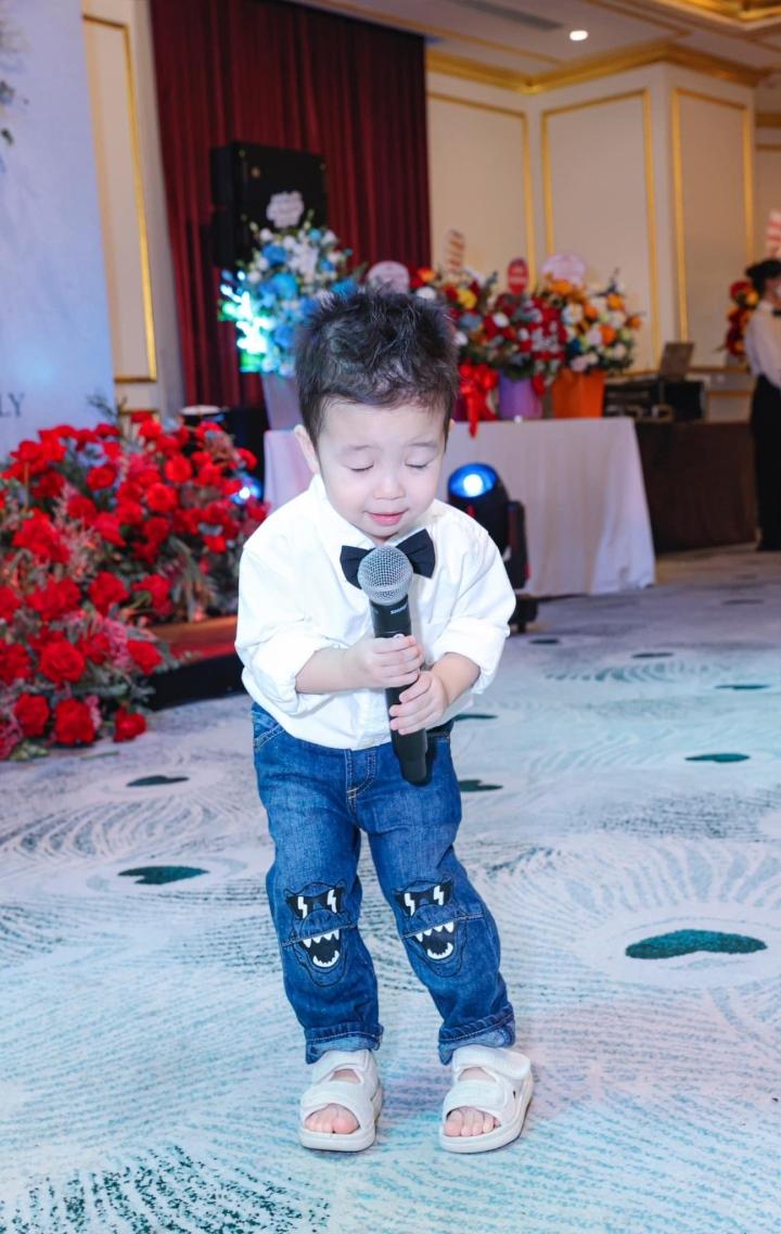 Con trai út Bằng Kiều mới 2 tuổi, đi hát cùng bố đã được lì xì cả xấp tiền-5