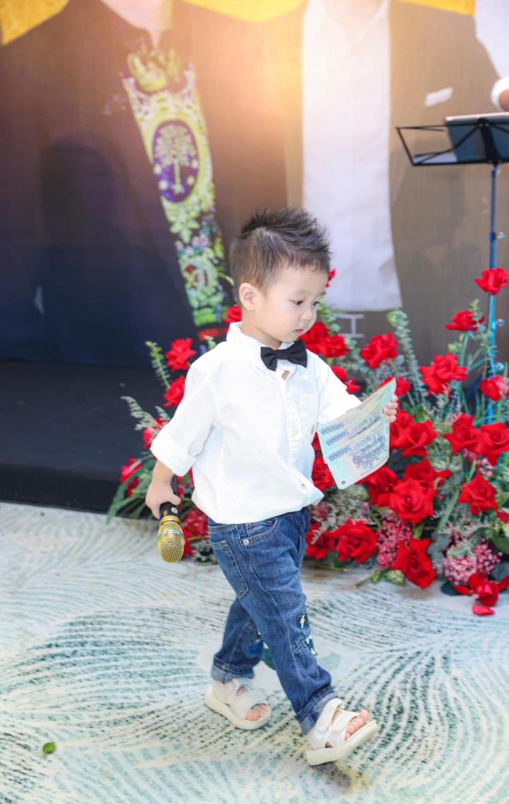 Con trai út Bằng Kiều mới 2 tuổi, đi hát cùng bố đã được lì xì cả xấp tiền-7