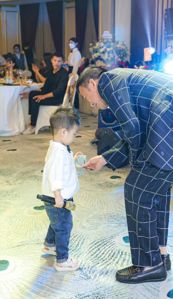 Con trai út Bằng Kiều mới 2 tuổi, đi hát cùng bố đã được lì xì cả xấp tiền-6