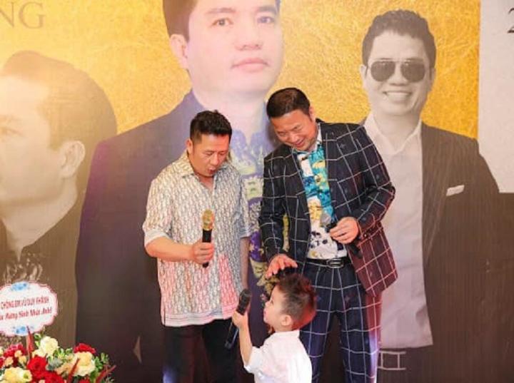 Con trai út Bằng Kiều mới 2 tuổi, đi hát cùng bố đã được lì xì cả xấp tiền-8