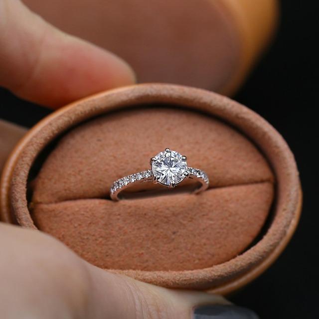 Được bạn trai cầu hôn, nụ cười cô gái tắt ngúm khi thấy chiếc nhẫn và từ chối đeo lên tay-1