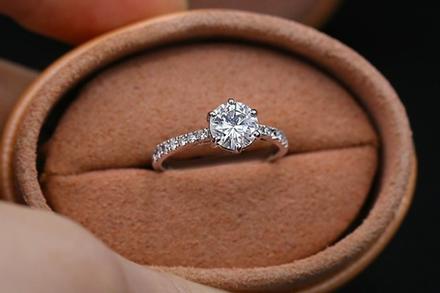 Được bạn trai cầu hôn, nụ cười cô gái 'tắt ngúm' khi thấy chiếc nhẫn và từ chối đeo lên tay