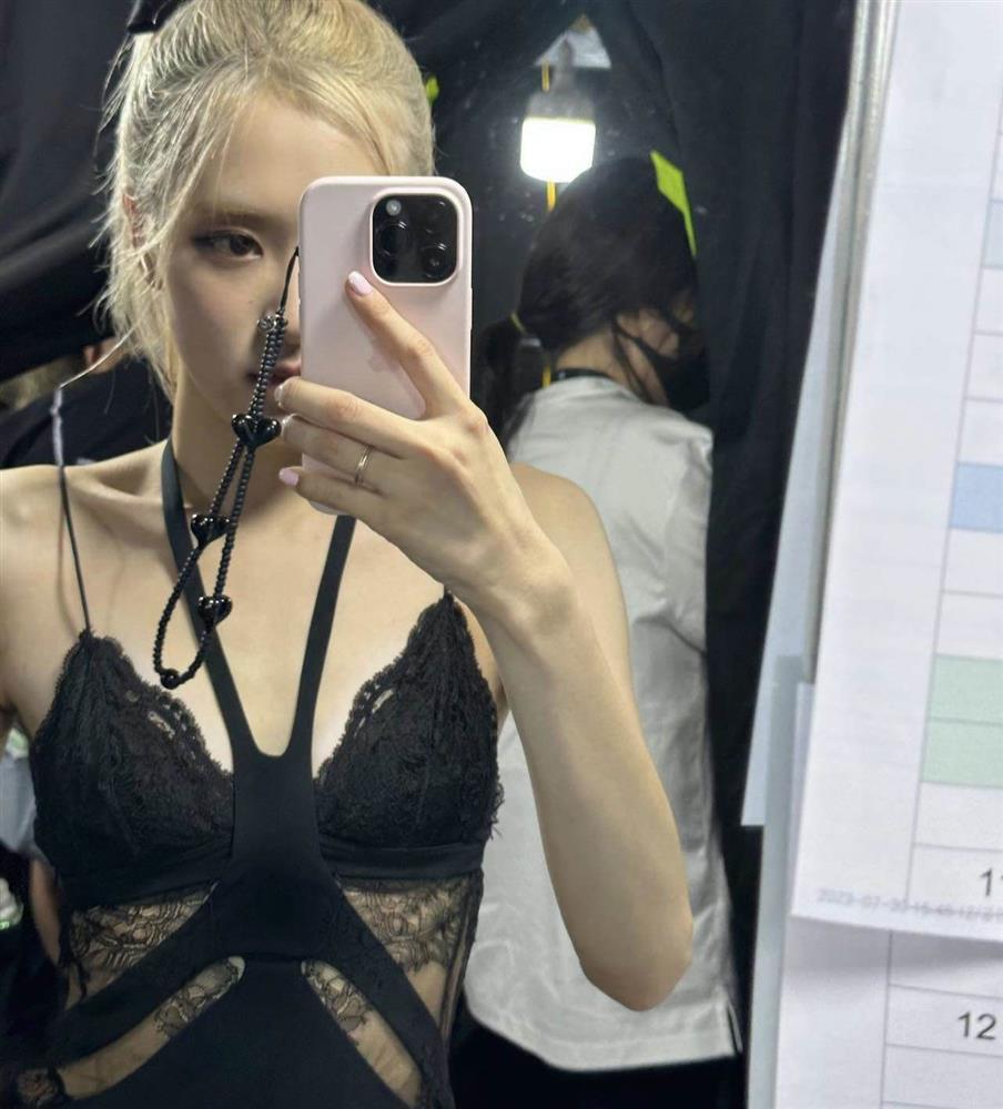 Ngoài Rosé Black Pink, nhiều mỹ nhân cũng mặc váy ngủ đi hát đẹp quyến rũ-2