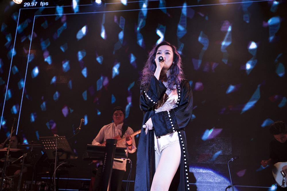 Ngoài Rosé Black Pink, nhiều mỹ nhân cũng mặc váy ngủ đi hát đẹp quyến rũ-4