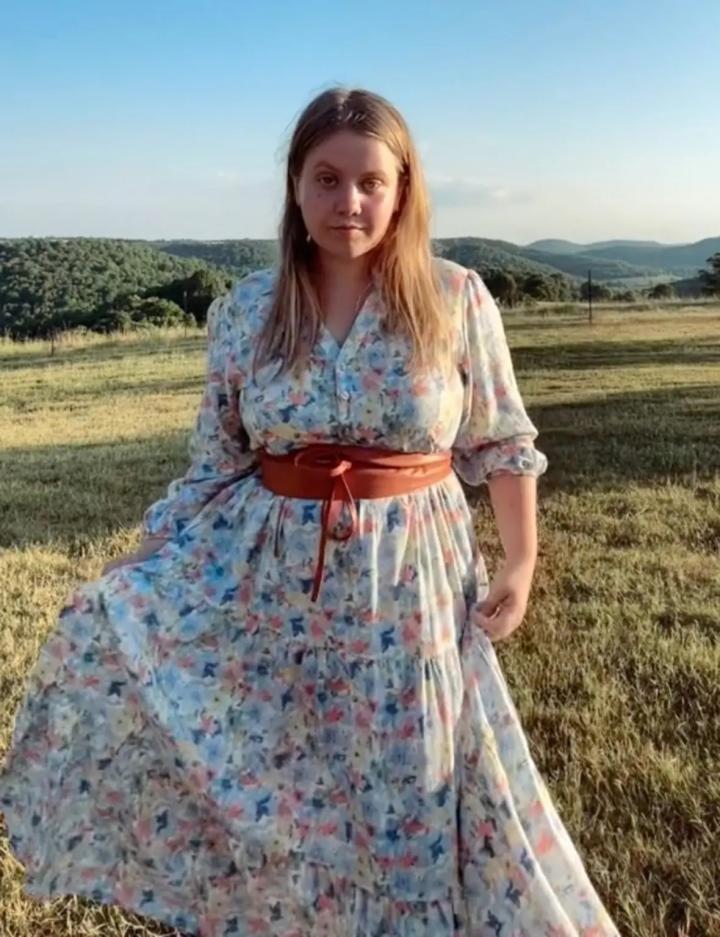 Chà đất bẩn lên mặt để dưỡng da, nữ Tiktoker gây tranh cãi dữ dội-2