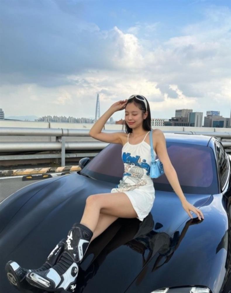 Jennie BlackPink thả dáng cực xinh bên chiếc siêu xe tự thiết kế-1