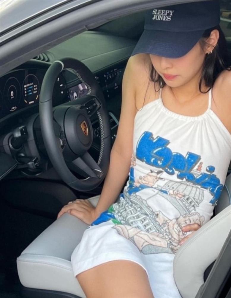 Jennie BlackPink thả dáng cực xinh bên chiếc siêu xe tự thiết kế-3